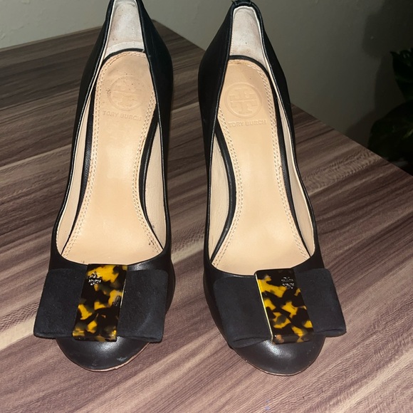 TORY BURCH black leather and suede tortoise bow chase pumps - Picture 3 of 16